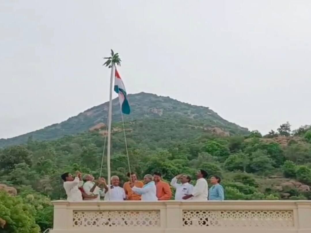 திருவண்ணாமலையில் தேசியக் கொடி ஏற்றி வைத்து மரியாதை செலுத்திய இளையராஜா Musician Ilayaraja was honored by hoisting the national flag at Ramanasiram in Tiruvannamalai TNN திருவண்ணாமலையில் தேசியக் கொடி ஏற்றி வைத்து மரியாதை செலுத்திய இளையராஜா