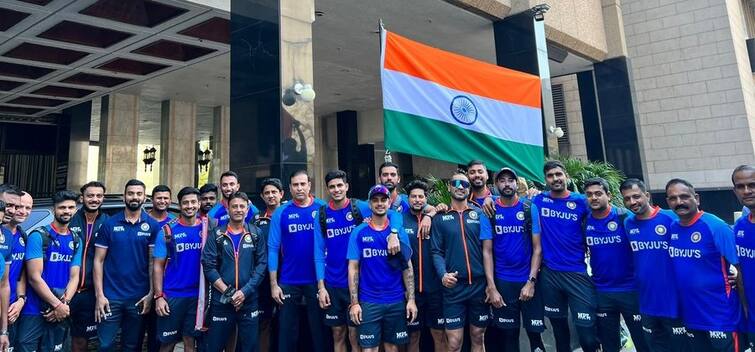 Ind vs Zim: Team India cricketers along with support staffs celebrate Independence Day at Harare in Zimbabwe Ind vs Zim: জিম্বাবোয়ের মাটিতে উড়ল তেরঙ্গা, জাতীয় সঙ্গীত গাইলেন রাহুল-ধবন-লক্ষ্মণরা