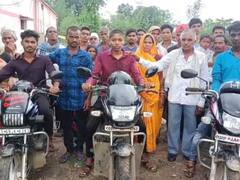 Durg News: शराब पीकर और बिना हेलमेट गाड़ी चलाने से होने वाले हादसे रोकने की कोशिश, कर्वधा के तीन युवकों ने किया यह आविष्कार