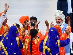 Independence Day: झंडा फहराने के बाद जब पीएम मोदी ने की कलाकारों से मुलाकात, देखिए तस्वीरें