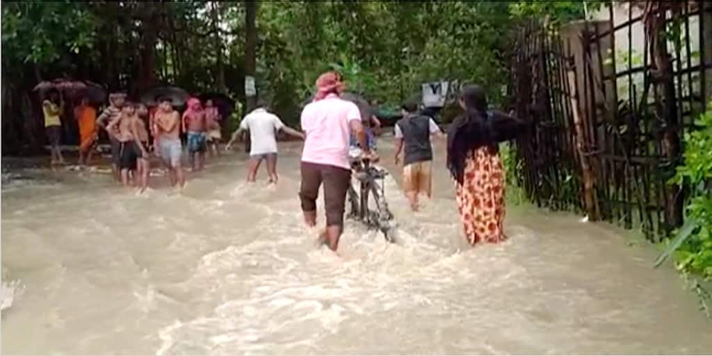 Rupnarayan is overflowing due to continuous rain, several areas of Shyampur in Howrah are under water Howrah News: টানা বৃষ্টিতে ফুঁসছে রূপনারায়ণ, জলমগ্ন হাওড়ার শ্যামপুরের একাধিক এলাকা