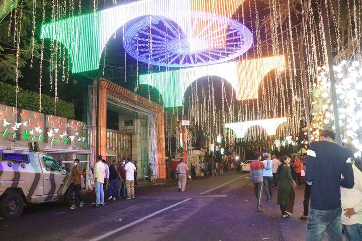 સૂત્રોએ જણાવ્યું કે, કુલ 8 ધમકીભર્યા કોલ આવ્યા હતા, જેને પોલીસ હવે ચકાસવાનો પ્રયાસ કરી રહી છે.