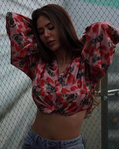 ક્રોપ ટોપમાં પંજાબી એક્ટ્રેસ Sonam Bajwaએ આપ્યા ગ્લેમરસ પોઝ