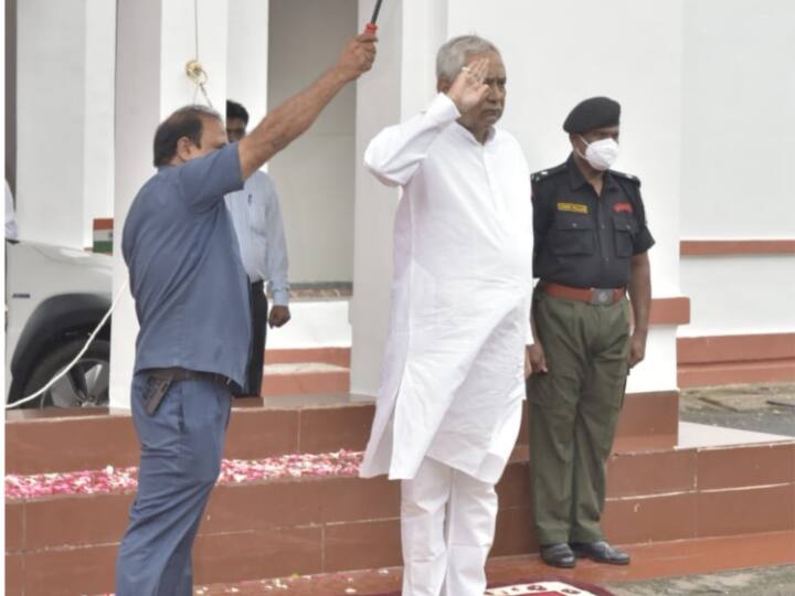 बिहार के सीएम नीतीश कुमार ने स्वतंत्रता दिवस पर पटना में अपने आवास पर राष्ट्रीय ध्वज फहराया.