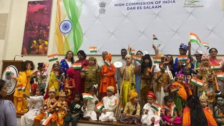 স্বাধীনতা দিবসের আগেই 'আজাদি কা অমৃত মহোৎসব' উপলক্ষে একাধিক অনুষ্ঠানের আয়োজন হয়েছিল তানজানিয়ায়। সেখানে ভারতীয় দূতাবাসে শিশুদের নিয়ে 'যেমন খুশি সাজো' প্রতিযোগিতা হয়।