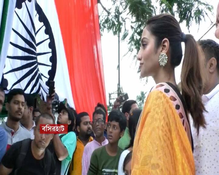 75 years of independence, 35 feet tall national flag hoisted by Nusrat Jahan Independence Day 2022: স্বাধীনতার ৭৫ বছর পূর্তি, ৩৫ ফুট লম্বা জাতীয় পতাকা উত্তোলন করলেন নুসরত জাহান