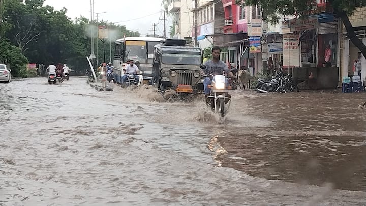 इन दो घंटे में डेढ़ इंच बारिश से हाल बेहाल हो गया. मौसम विभाग ने बूंदी सहित प्रदेश के कई जिलों में बारिश की चेतावनी दी थी.