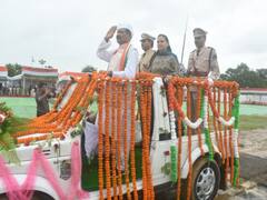 Chhattisgarh: सूरजपुर में डॉ. प्रेमसाय  सिंह ने ली परेड की सलामी, नक्सली हमलों में शहीद हुए जवानों के परिजनों को किया सम्मानित