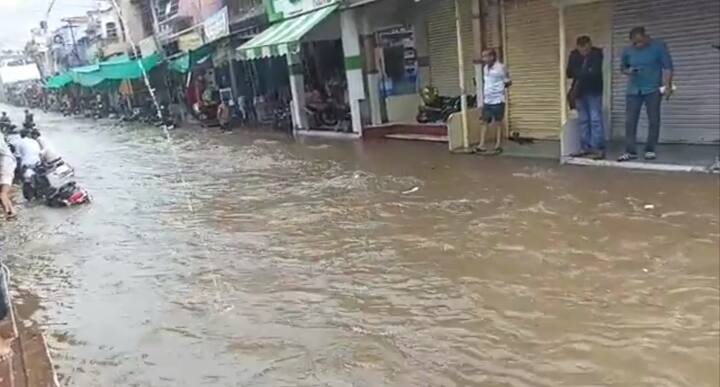 राजस्थान के बूंदी में सोमवार को हुई जोरदार बारिश से शहर की सड़कें दरिया बन गई. सड़कों पर 2 से 3 फीट पानी देखा गया. लगातार दो घंटों तक हुई बारिश से नगर परिषद की सफाई व्यवस्था की पोल भी खुल गई.