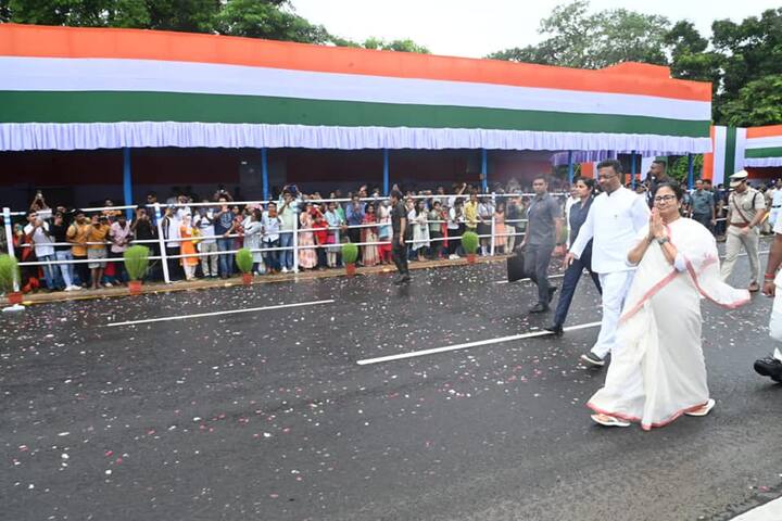 রেড রোডে স্বাধীনতা দিবস উদযাপনে মুখ্য়মন্ত্রী, রেইন কোট পরেই অংশগ্রহণ শিল্পীদের