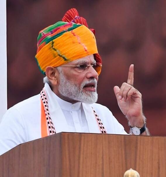 2018 ના સ્વતંત્રતા દિવસ પર, પીએમ મોદીએ લાલ દોરાની સાથે કેસરી પાઘડી પહેરી હતી. સ્વતંત્રતા દિવસે લાલ કિલ્લા પર આ પાઘડી પહેરીને પીએમ મોદીની પાઘડી સૌના આકર્ષણનું કેન્દ્ર બની હતી.