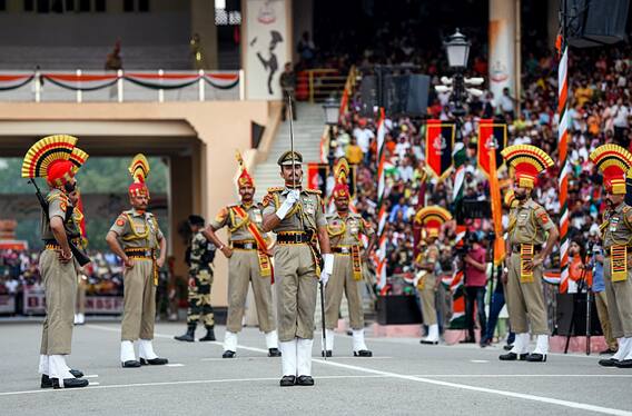 बीटिंग रिट्रीट समारोह: अटारी-वाघा सीमा पर आयोजित 'बीटिंग द रिट्रीट' समारोह; तस्वीर को देखो!