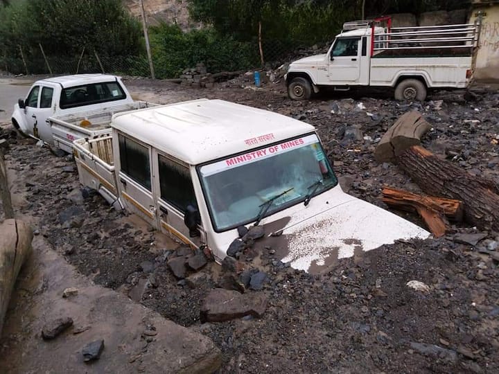 राज्य आपदा प्रबंधन प्राधिकरण के अनुसार प्रदेश में छोटे-बड़े 21 बांध हैं और इनमें से 19 बांधों में जलस्तर बढ़ा हुआ है. ऐसे में इन बांधों के गेट खोलकर पानी छोड़ा गया है. जिसके चलते लोगों से नदी-नालों से दूर रहने की सलाह दी गई है. पंडोह बांध से सबसे ज्यादा 23335 क्यूसेक पानी छोड़ा गया है जबकि लारजी बांध से पांच क्यूसेक पानी की निकासी की गई है.