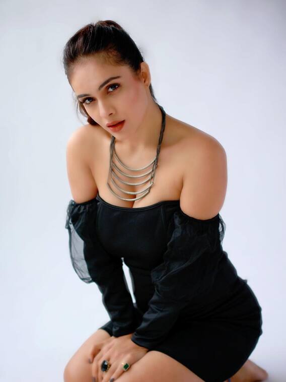 ब्लैक ड्रेस में दिखा नेहा मलिक का किलर लुक