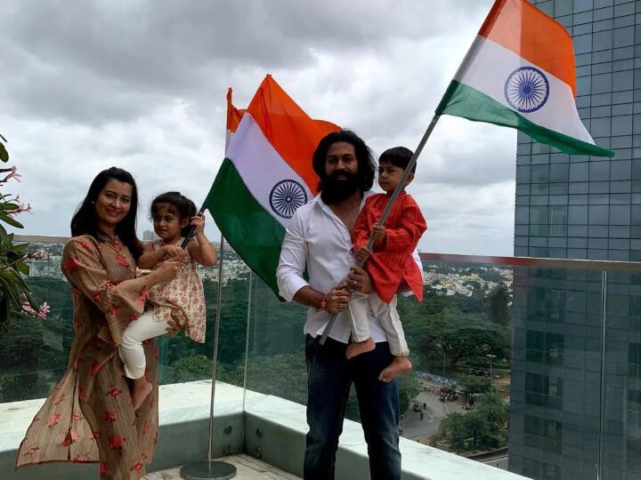 KGF star Yash and his family celebrated Independence day by hoisting the National flag Independence Day 2022: 'हर घर तिरंगा' अभियान से जुड़े KGF स्टार यश, बच्चों और पत्नी संग लहराया तिरंगा