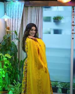 Akshara Singh Desi Look: येलो लहंगे में बेहद खूबसूरत लगीं भोजपुरी एक्ट्रेस अक्षरा सिंह, कहा- 'नजरों से कह दो निशाना चूक ना जाए'