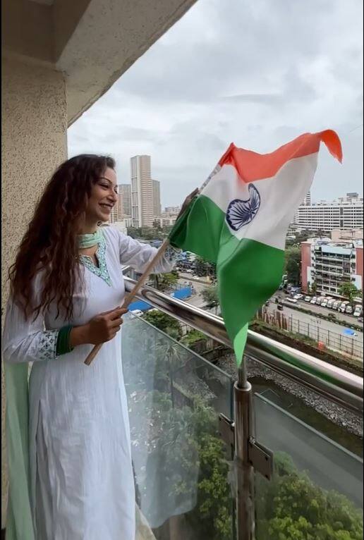 હાથમાં તિરંગા સાથે સુનયના ફોજદારે તસવીર શેર કરી.(All Photos-Instagram)