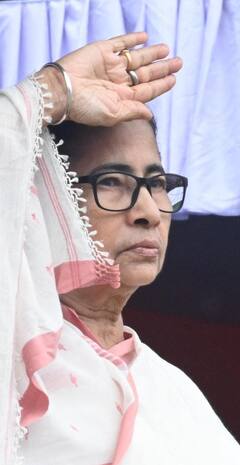 Independence Day 2022: রেড রোডে স্বাধীনতা দিবস পালন, মঞ্চ থেকে নেমে আদিবাসী নাচের তালে পা মেলান মুখ্যমন্ত্রী