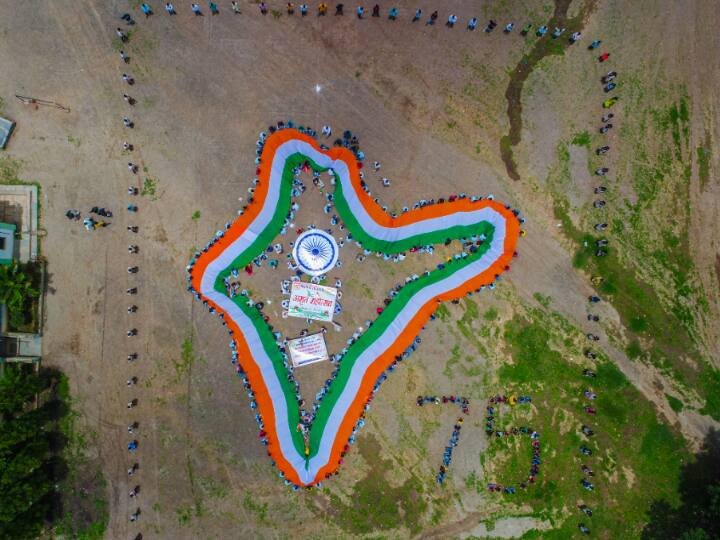 Independence Day 1000 children made a tricolor map of India in Lonand Maharashtra see this beautiful picture ann Independence Day: महाराष्ट्र के लोनंद में 1000 बच्चों ने तिरंगे से बनाया भारत का नक्शा, देखें ये खूबसूरत तस्वीर