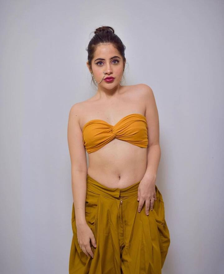Urfi Javed Photos: टीवी की जानी मानी एक्ट्रेस उर्फी जावेद (Urfi Javed) आज के समय में सोशल मीडिया की एक बड़ी सेंसेशन बन चुकी हैं, जो हमेशा ही अपने ग्लैमरस लुक के ज़रिए सुर्खियां बटोरने का काम करती हैं.