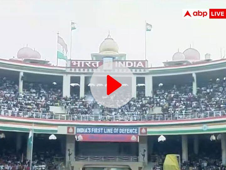 Attari Wagah border Beating Retreat ceremony underway on the occasion of Independence Day in Amritsar Beating Retreat Ceremony: अटारी बॉर्डर पर आजादी का जश्न, बीटिंग द रिट्रीट सेरेमनी का हुआ आयोजन