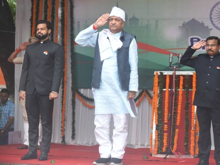 Durg Chhattisgarh Independence Day celebrated Minister Ravindra Choubey hoisted flag ANN Durg News: दुर्ग जिले के पुलिस परेड ग्राउंड में कृषि मंत्री रविंद्र चौबे ने फहराया तिरंगा, 40 शहीदों के परिवारों को किया सम्मानित