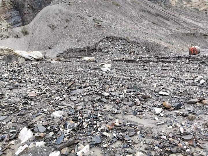 मौसम विभाग ने आगामी 19 अगस्त तक प्रदेश में मौसम के खराब रहने की संभावना जताई है. 17, 18 और 19 अगस्त को भारी बारिश का येलो अलर्ट जारी किया गया है. मानसून की बरसात से हिमाचल में अभी तक 200 की मौत हो चुकी है जबकि 377 घायल हैं. मानसून की बरसात से करीब एक हजार करोड़ का नुकसान हो चुका है.