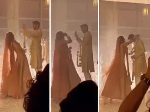 Funny Video: ਪਹਿਲਾਂ ਵਰਮਾਲਾ ਪਾਉਣ ਨੂੰ ਲੈ ਕੇ ਆਪਸ ਵਿੱਚ ਭਿੜੇ ਲਾੜਾ-ਲਾੜੀ, ਸਟੇਜ 'ਤੇ ਹੀ ਬੱਚਿਆਂ ਵਾਂਗ ਖੇਡ ਕੇ ਲਿਆ ਫੈਸਲਾ! Funny Video: ਪਹਿਲਾਂ ਵਰਮਾਲਾ ਪਾਉਣ ਨੂੰ ਲੈ ਕੇ ਆਪਸ ਵਿੱਚ ਭਿੜੇ ਲਾੜਾ-ਲਾੜੀ, ਸਟੇਜ 'ਤੇ ਹੀ ਬੱਚਿਆਂ ਵਾਂਗ ਖੇਡ ਕੇ ਲਿਆ ਫੈਸਲਾ!