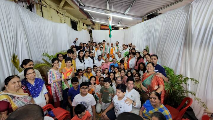 શ્રી દ્વારકાધીશજીની હવેલી, કાંદિવલી, મુંબઈ ખાતે યોજાયેલા ધ્વજવંદનમાં મોટી સંખ્યામાં વૈષ્ણવો પણ ઉપસ્થિત રહ્યા હતા.