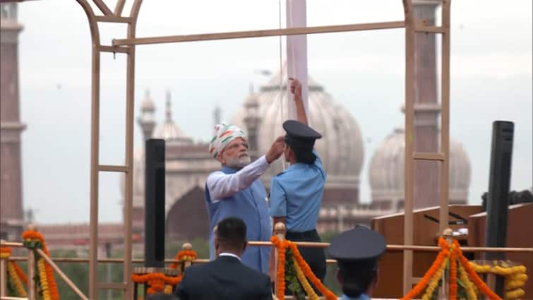 PM Modi hoisted the tricolor at the Red Fort. 76th Independence Day