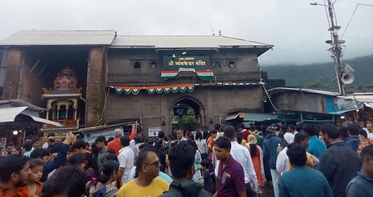 Maharashtra News Nashik news Huge crowd at Trimbakeshwar on third Shravan somwar Shravani Somwar : तिसऱ्या श्रावण सोमवारी गर्दीचा महापूर, त्र्यंबकेश्वरी लाखोंच्या संख्येने भाविक दाखल