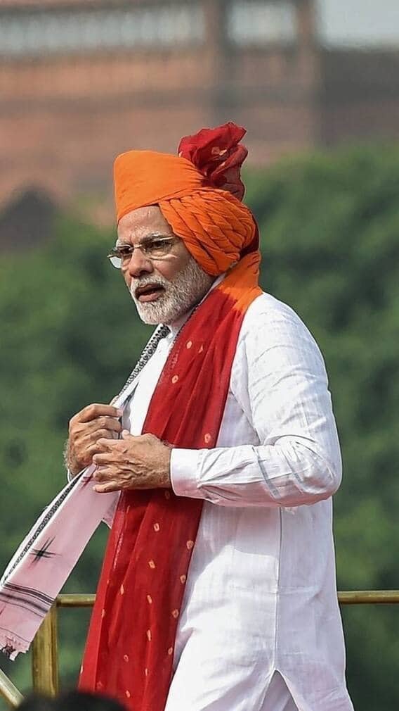 2019માં વડાપ્રધાન મોદીએ રાજસ્થાની શૈલીની પાઘડી પહેરી હતી. આ પાઘડી નારંગી અને લીલા રંગમાં ડિઝાઇન કરવામાં આવી હતી.