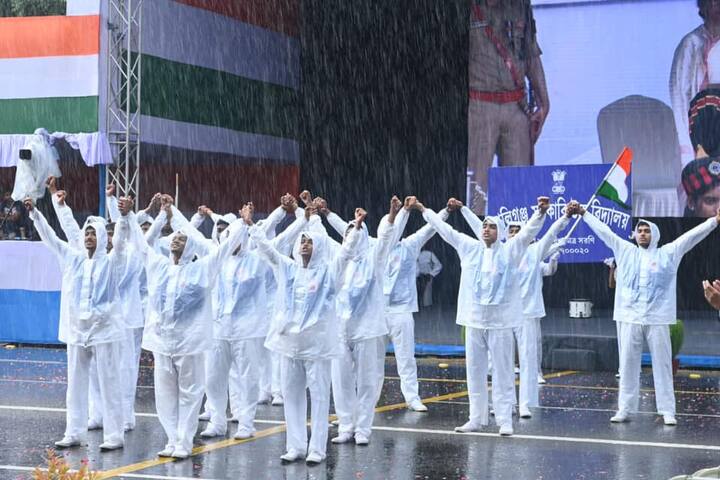 ৭৬-তম স্বাধীনতা দিবস। ঝিরঝিরে বৃষ্টির মধ্যেই দেশজুড়ে সাড়ম্বরে পালিত হল এই দিন।