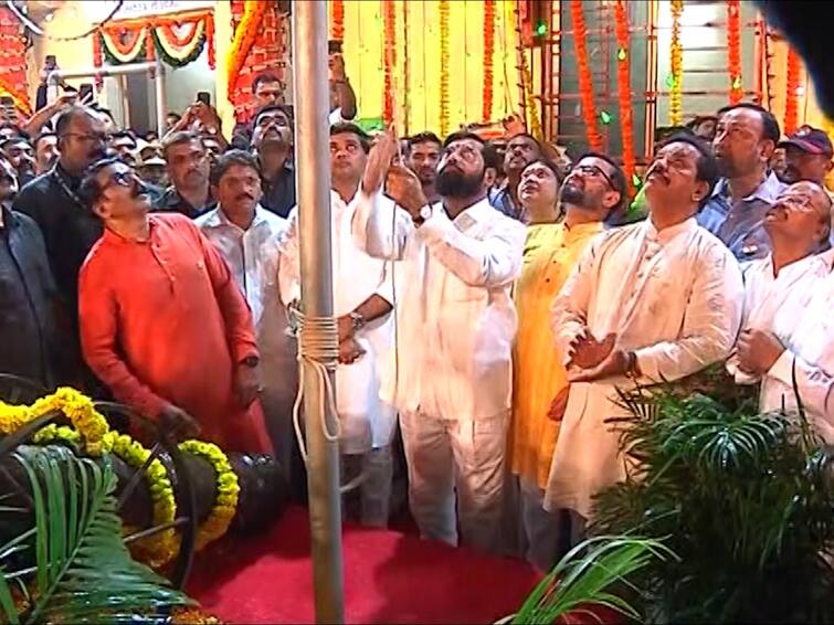 Independence Day 2022 CM Eknath Shinde hoists the flag in Thane on the occasion of 75th Independence Day Marathi News मुख्यमंत्र्यांकडून ठाण्यात मध्यरात्री ध्वजारोहण; शेकडो ठाणेकर उपस्थित, तर कार्यक्रमात शिंदे-राजन विचारे आमने-सामने