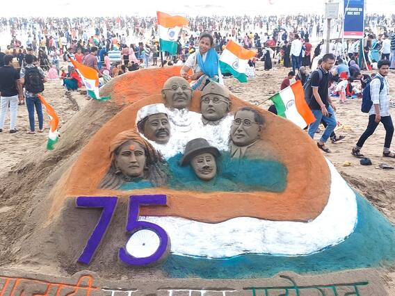 भारत स्वतंत्रता दिवस 2022 : अमृतमहोत्सव स्वतंत्रता दिवस... जुहू चौपाटी पर विशेष रेत की मूर्ति!