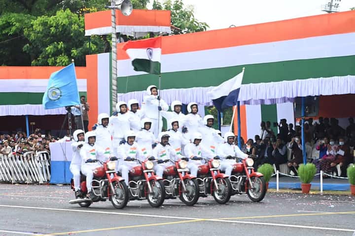 লোকশিল্পীদের অনুষ্ঠান চলাকালীন মঞ্চ থেকে নেমে এসে আদিবাসী নাচের তালে পা মেলান মুখ্যমন্ত্রী।