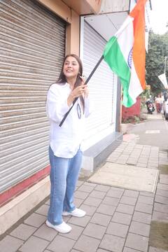 Shehnaaz Gill Spotted: हाथ में तिरंगा लिए सलून के बाहर स्पॉट हुईं शहनाज गिल, एक्ट्रेस ने मनाया आजादी का जश्न