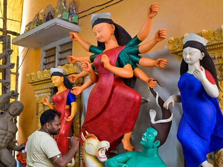 Kolkata Preparations for Durga Puja going on in full swing Less than 50 days left Kolkata: दुर्गा पूजा के विशाल आयोजन की तैयारी में जुट गया कोलकाता, मूर्तिकारों को जमकर मिल रहे ऑर्डर