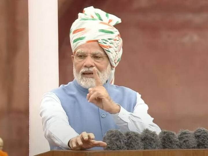 PM narendra modi speech at red fort on Independence day 2022 75 years of India independence Independence Day: 'चुनौतियों के बावजूद भारत न रुका, न झुका, आगे बढ़ता रहा', PM मोदी ने बताया 75 साल में कहां से कहां पहुंचा देश