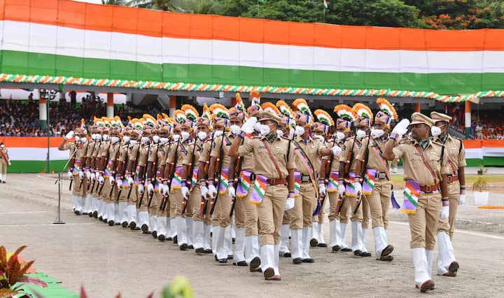 సీఎం జగన్ గౌరవ వందనం చేస్తున్న సాయుధ దళాలు