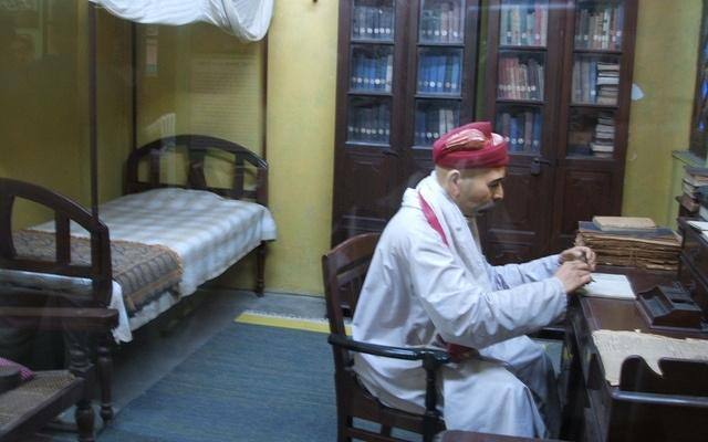 केसरी वाडा: वाडा सर्वप्रथम गायकवाड सरकार आणि बडोद्याच्या राजपुत्राने बांधला होता. मात्र, नंतर लोकमान्य बाळ गंगाधर टिळक यांनी ती जागा विकत घेऊन त्यांचे कार्यालयात रुपांतर केले. हेच ठिकाण आहे जिथे लोकमान्य टिळकांनी मराठी आणि इंग्रजीमध्ये केसरी ही क्रांतिकारी वृत्तपत्रे प्रकाशित केली आणि चालवली.