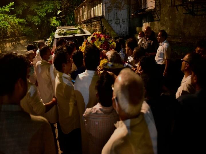 Investor Rakesh Jhunjhunwala body cremated at Mumbais Banganga crematorium last night Rakesh Jhunjhunwala: பெரும் சோகம்.. இந்திய பங்குச்சந்தையின் தந்தை ராகேஷ் ஜுன்ஜுன்வாலாவின் உடல் நள்ளிரவில் தகனம்..