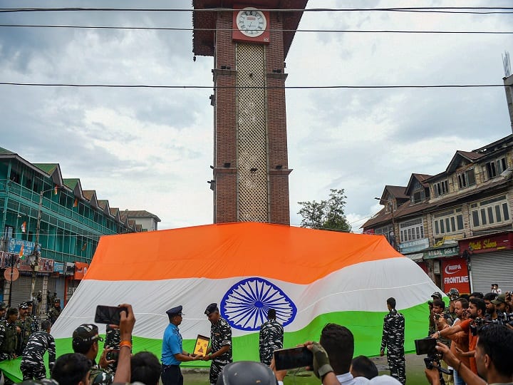 750-square Feet National Flag Travelled From Sikkim To Antarctica Displayed  At Lal Chowk In Srinagar