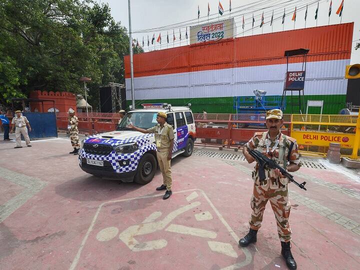 Independence Day, Security beefed up in Delhi 5km area around the Red Fort has been demarcated as no kite flying zone Independence Day के मौके पर चप्पे-चप्पे पर राजधानी में सख्त पहरा, दिल्ली में हर आने जाने वाले की हो रही चेकिंग