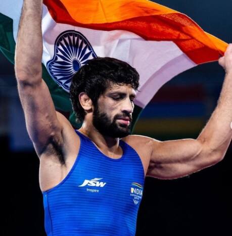 কুস্তিতে টোকিও অলিম্পিক্সে রুপোজয়ী ও বার্মিংহাম কমনওয়েলথ গেমসে সোনাজয়ী রবি কুমার দাহিয়া জাতীয় পতাকা হাতে ছবি পোস্ট করেছেন।