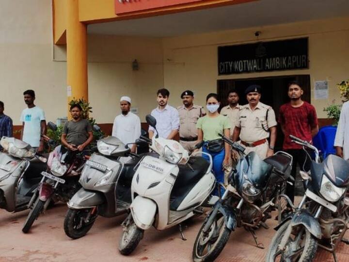 Chhattisgarh News Sarguja Police Hand Over hundreds of Mobile Phone and vehicle to their owners ANN Surguja News: पुलिस इस तरह लाई सैकड़ों लोगों के चेहरे पर मुस्कान,जानिए क्या है वजह