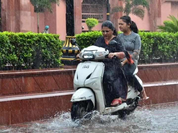 Punjab Weekly Weather Forecast 15 August 2022 IMD Yellow Alert for Heavy Rain and lightening in Pathankot Gurdaspur Amritsar Hoshiarpur Bathinda Punjab Weekly Weather Forecast: पंजाब के 11 जिलों में आज बारिश और बिजली गिरने का येलो अलर्ट, जानें- इस पूरे हफ्ते कैसा रहेगा मौसम