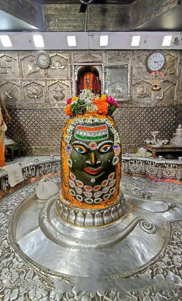 भगवान महाकाल की नगरी उज्जैन ही नहीं बल्कि राजाधिराज का दरबार भी तिरंगे में रंगा नजर आ रहा है. विश्व प्रसिद्ध ज्योतिर्लिंग भगवान महाकाल के दरबार में सोमवार सुबह भस्म आरती हुई. भस्म आरती के पहले भगवान महाकाल का सूखे मेवे और भांग से श्रृंगार किया गया. भगवान महाकाल के मस्तक पर तिरंगे से श्रृंगार किया गया.