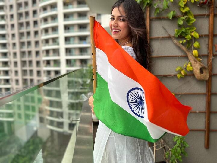 தேசியக் கொடியுடன் நடிகை மாளவிகா மோகனன்..!