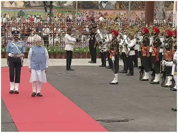 ਤਿਰੰਗਾ ਲਹਿਰਾਉਣ ਤੋਂ ਬਾਅਦ ਉਨ੍ਹਾਂ ਨੇ ਰਾਸ਼ਟਰ ਨੂੰ ਸੰਬੋਧਨ ਕੀਤਾ। ਲਾਲ ਕਿਲੇ ਤੋਂ ਇਹ ਉਨ੍ਹਾਂ ਦਾ 9ਵਾਂ ਭਾਸ਼ਣ ਹੈ। ਉਨ੍ਹਾਂ ਕਿਹਾ ਕਿ ਅੱਜ ਭਾਰਤ ਦਾ ਤਿਰੰਗਾ ਦੁਨੀਆਂ ਦੇ ਕੋਨੇ-ਕੋਨੇ ਵਿੱਚ ਮਾਣ ਨਾਲ ਲਹਿਰਾ ਰਿਹਾ ਹੈ। ਅੱਜ ਦਾ ਦਿਨ ਇਤਿਹਾਸਕ ਹੈ।